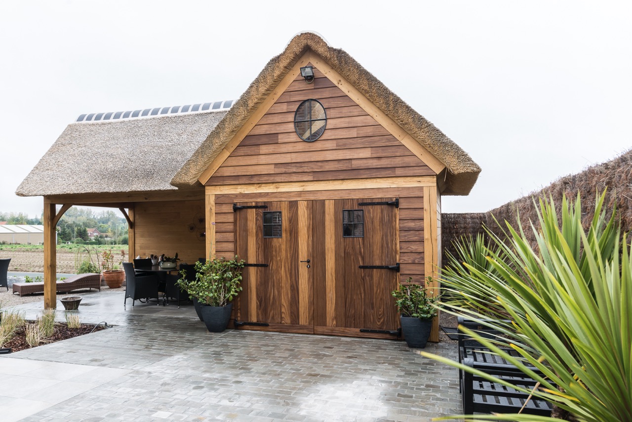 Maison de campagne en chêne avec toit de paille