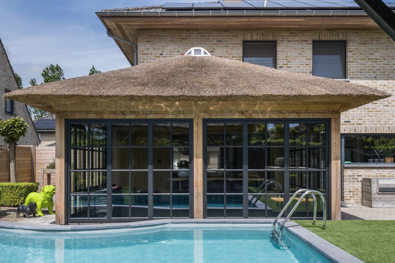 Extension de maison avec toit de chaume