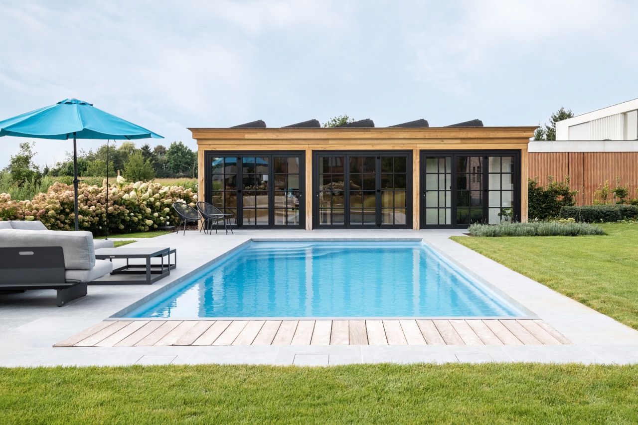 Pool house de style cottage avec chaudières solaires