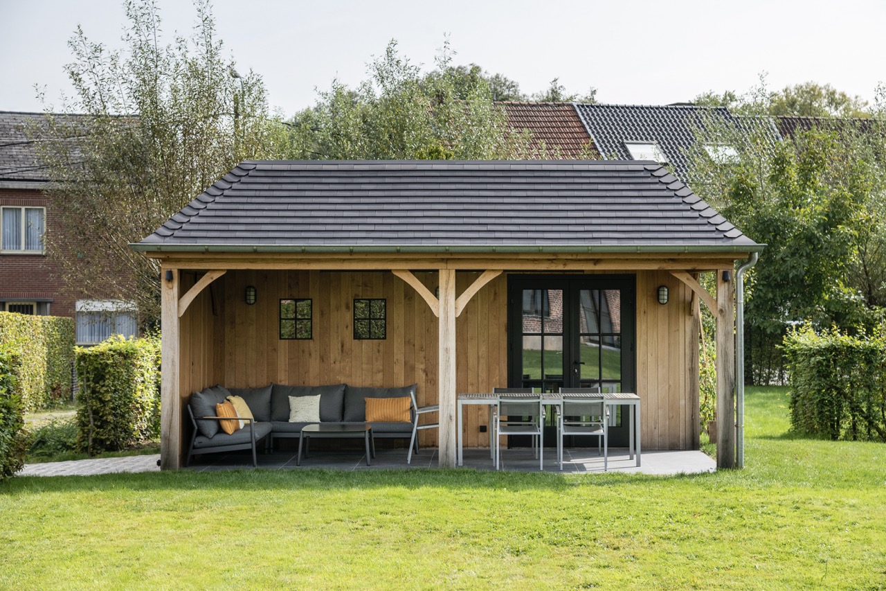 Jolie dépendance en bois avec une construction de toit spéciale